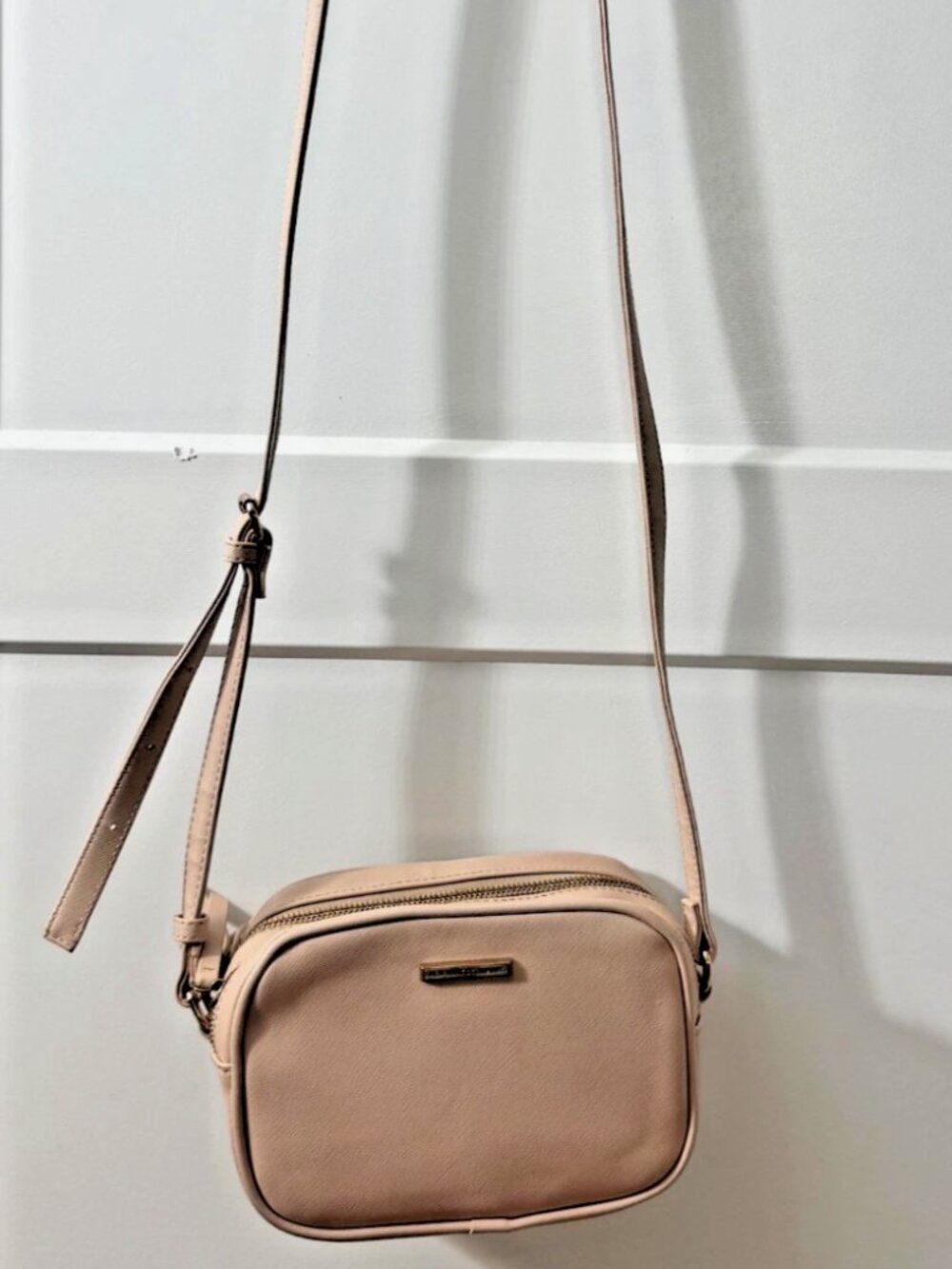 New York & Company crossbody bag in a light pink